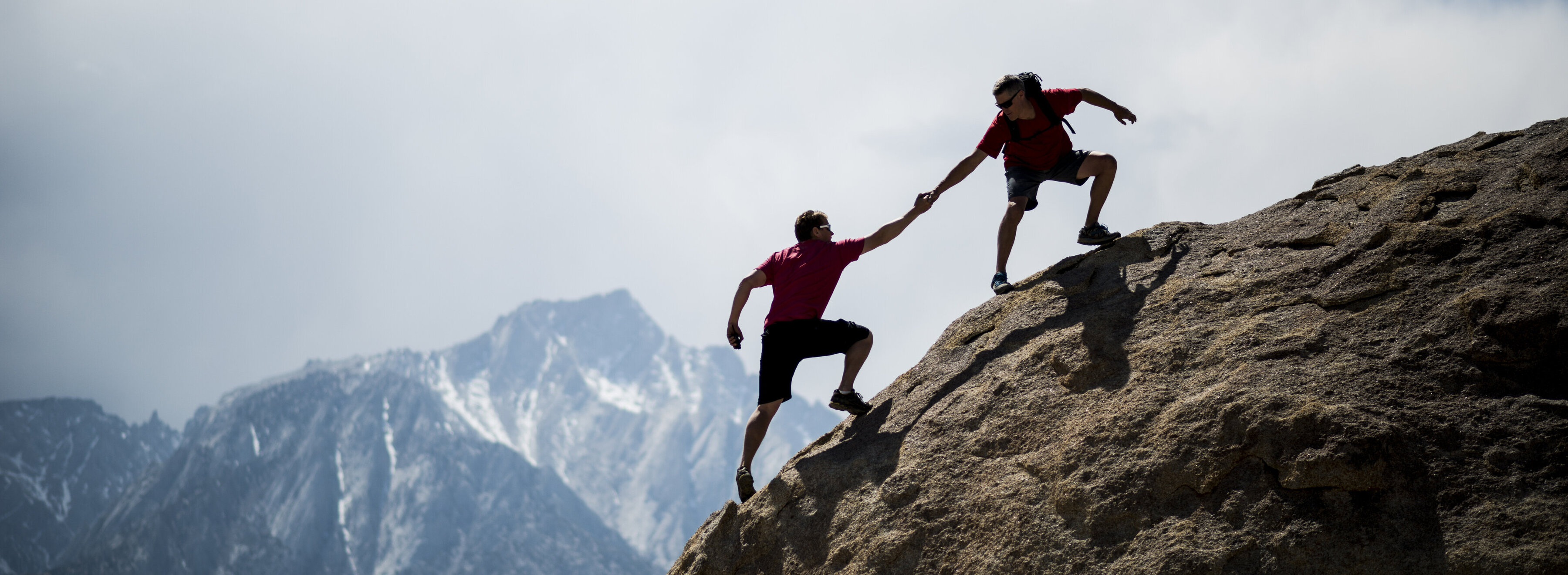 Игра a difficult climbing about. Человек взбирается на гору. Подъем в гору. Человек на скале. Покорение вершин.